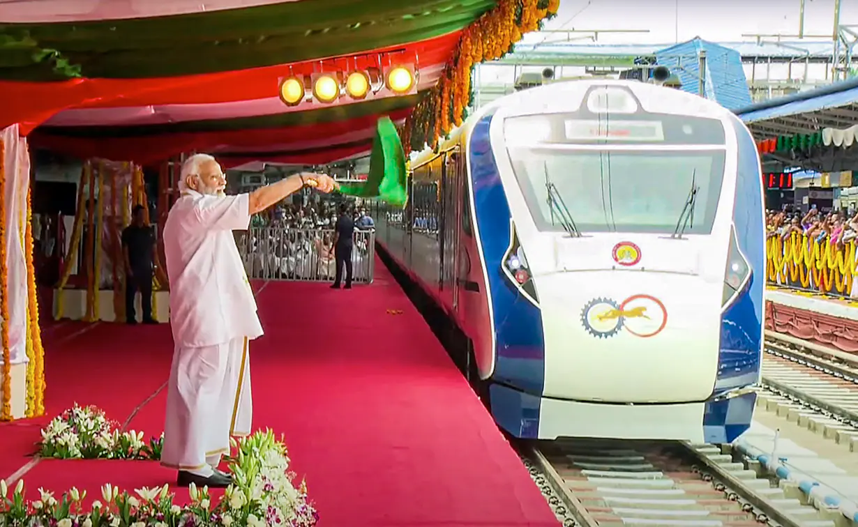 കേരളത്തിന്റെ ട്രാക്കില്‍ വന്ദേഭാരത് കുതിപ്പ് തുടങ്ങി; പച്ചക്കൊടി വീശി പ്രധാനമന്ത്രി; സ്റ്റേഷനുകളിൽ വൻ വരവേൽപ്പ്
